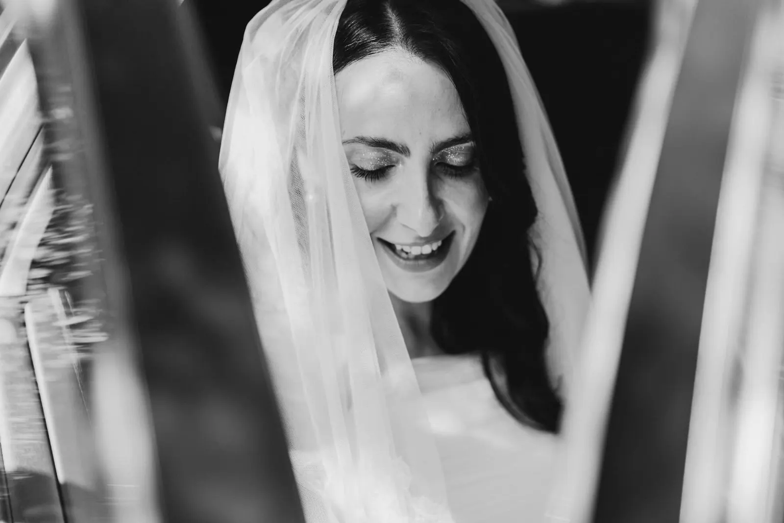 Il sorriso di Valentina sotto il velo, in bianco e nero