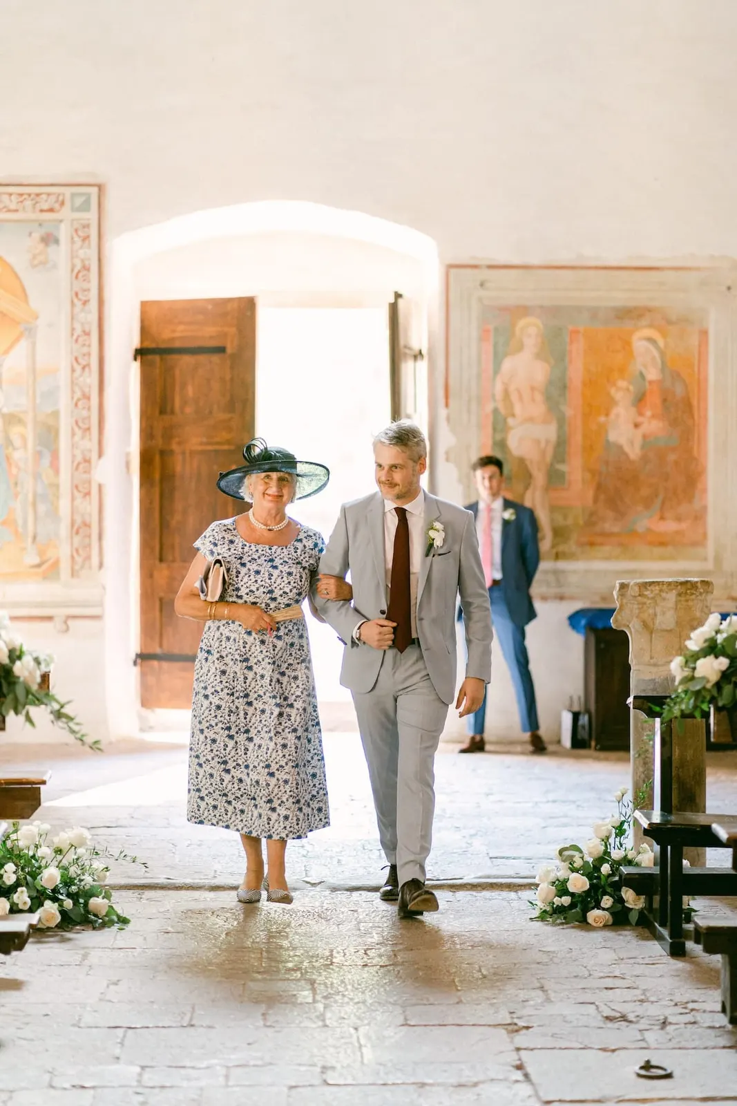 Thomas entra in chiesa al braccio della madre