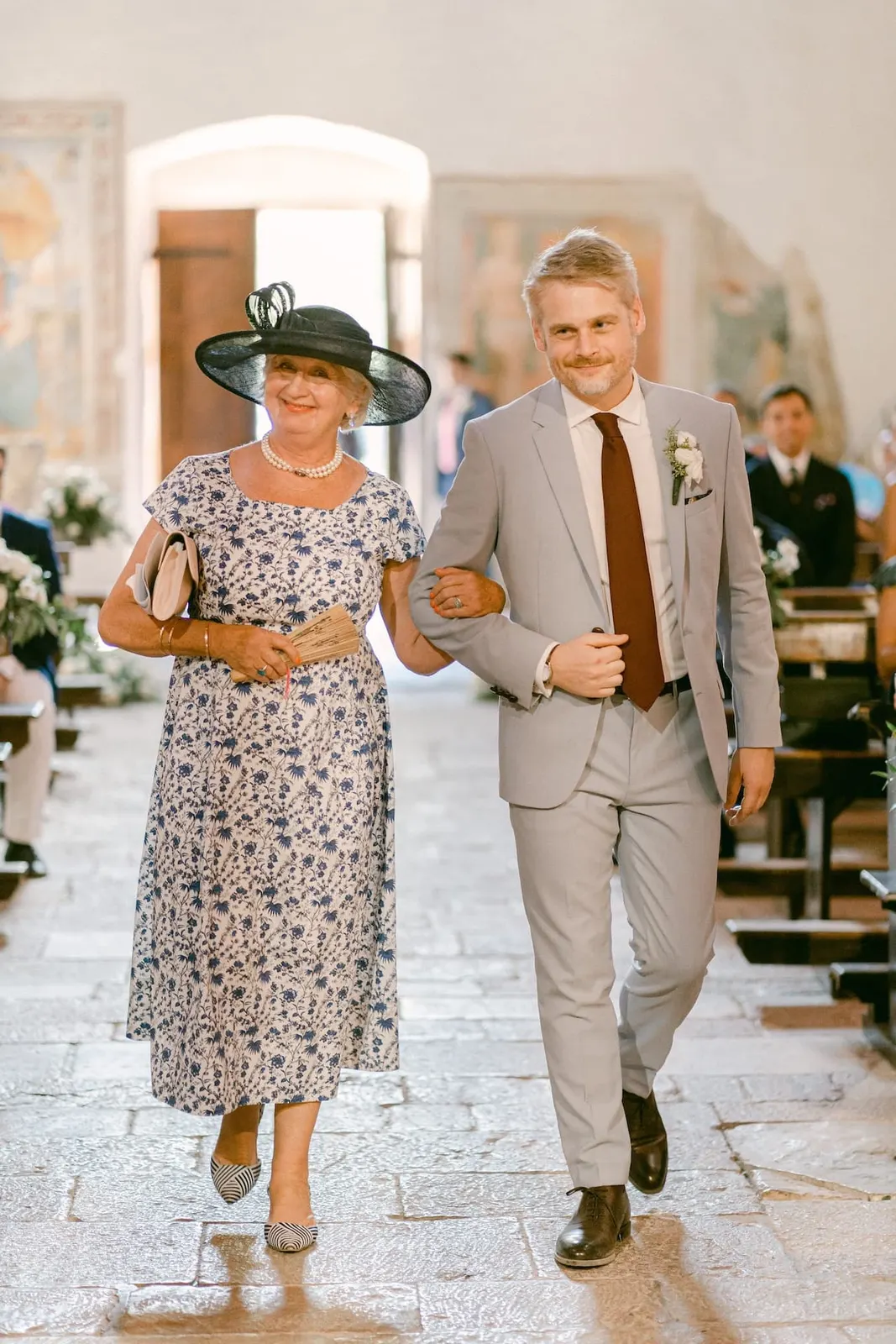 Thomas e la madre percorrono la navata sorridendo