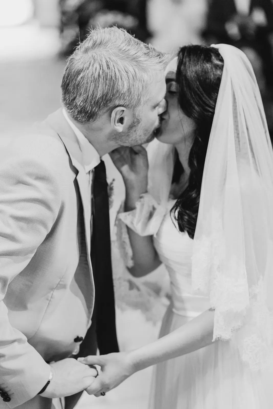 Il bacio degli sposi durante la cerimonia, in bianco e nero