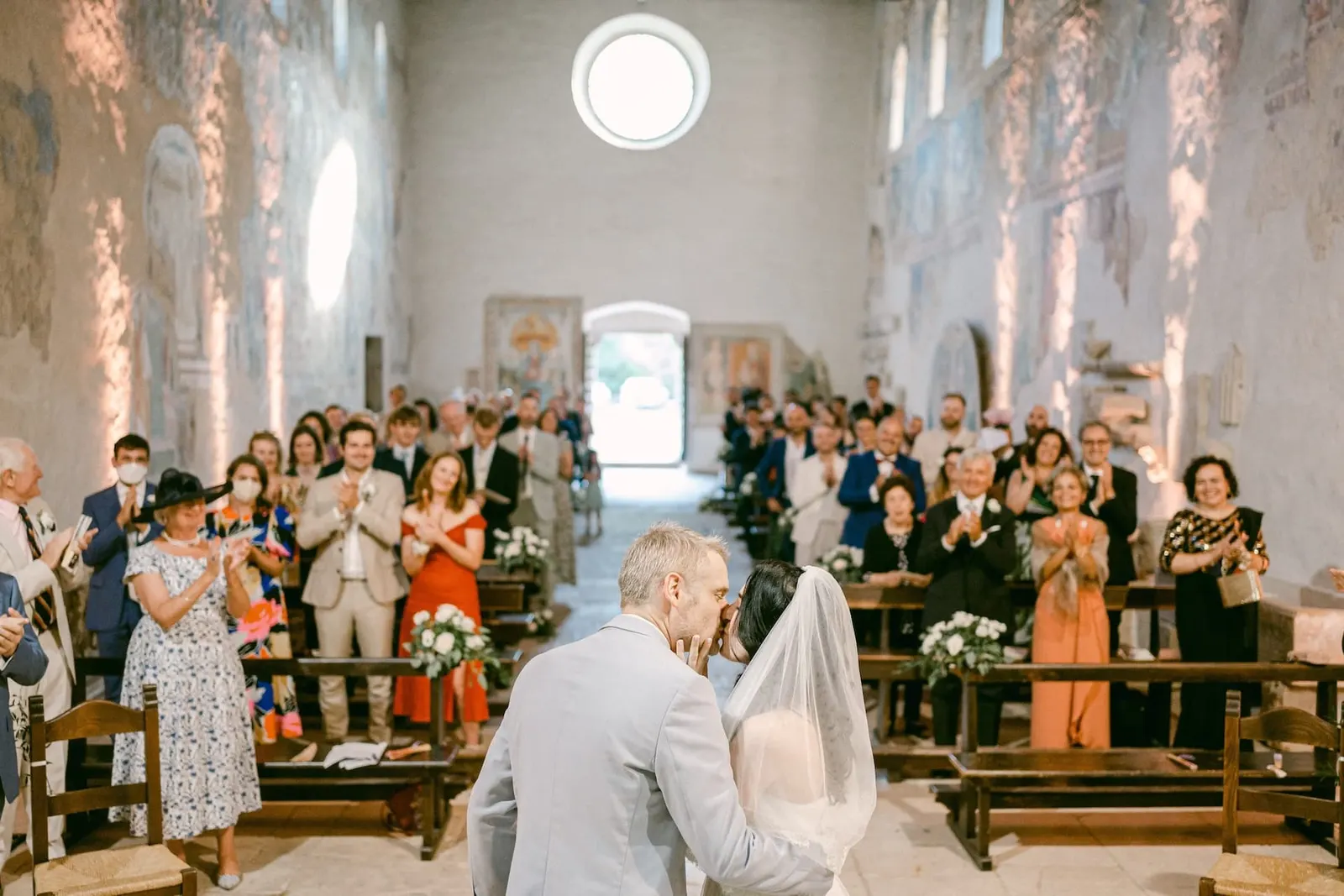 L'applauso degli invitati agli sposi alla fine della cerimonia