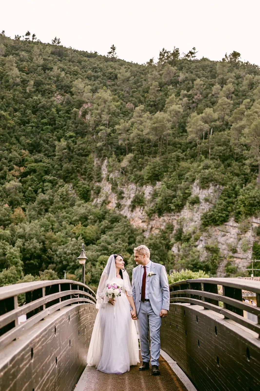 Gli sposi sul ponte di legno, con i boschi della Valnerina alle spalle