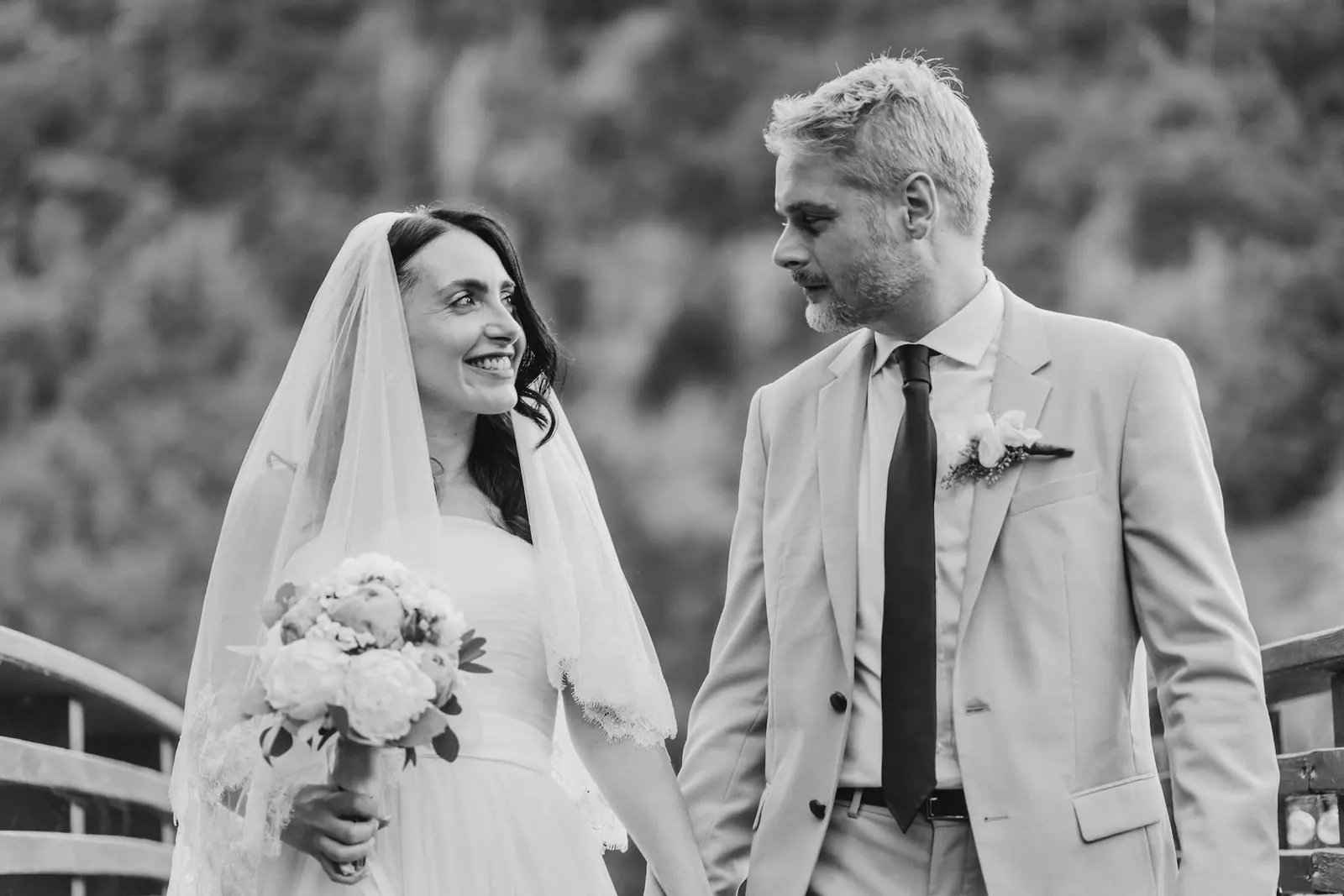 Valentina e Thomas si guardano sorridendo, in bianco e nero