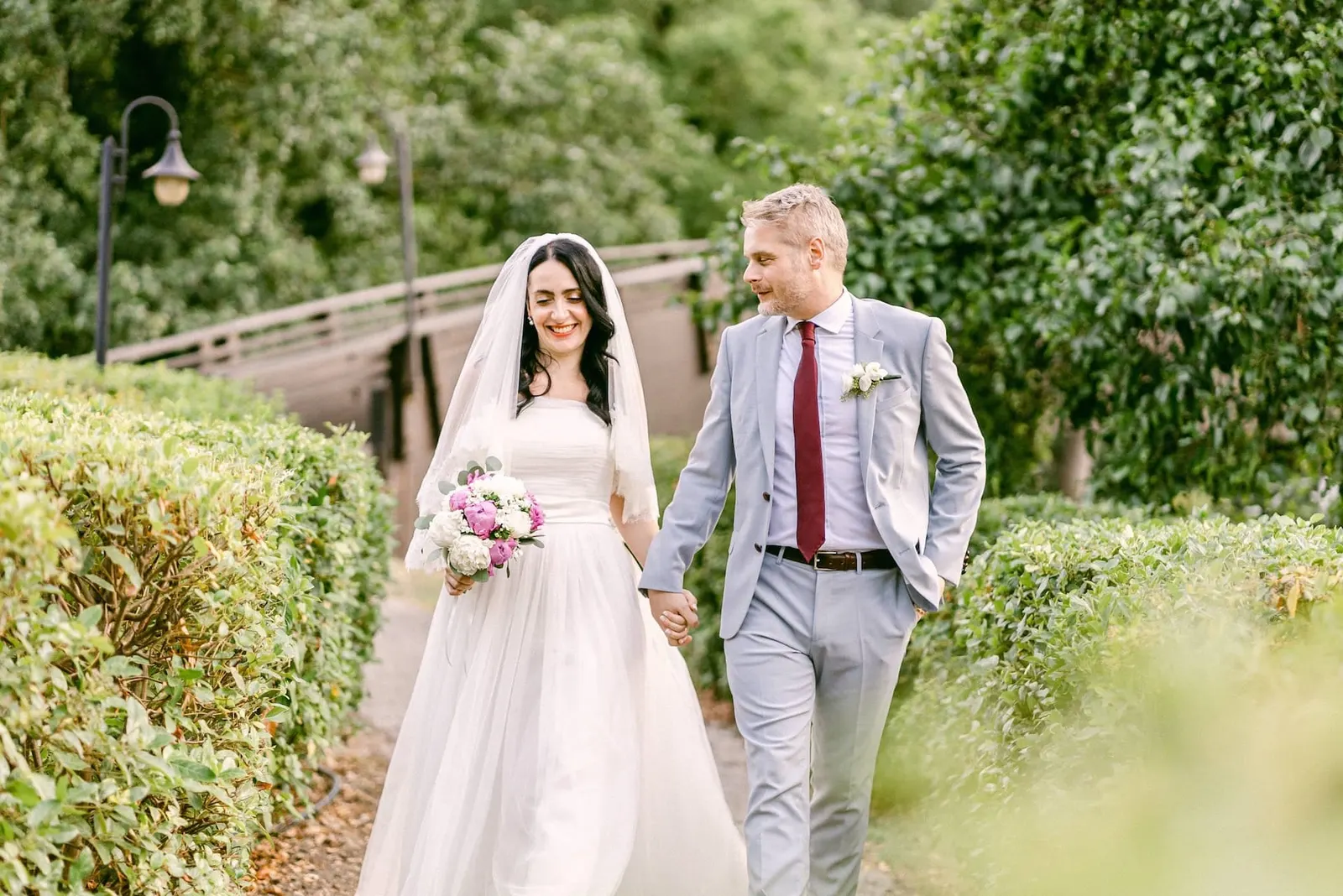 Valentina e Thomas passeggiano mano nella mano tra il verde