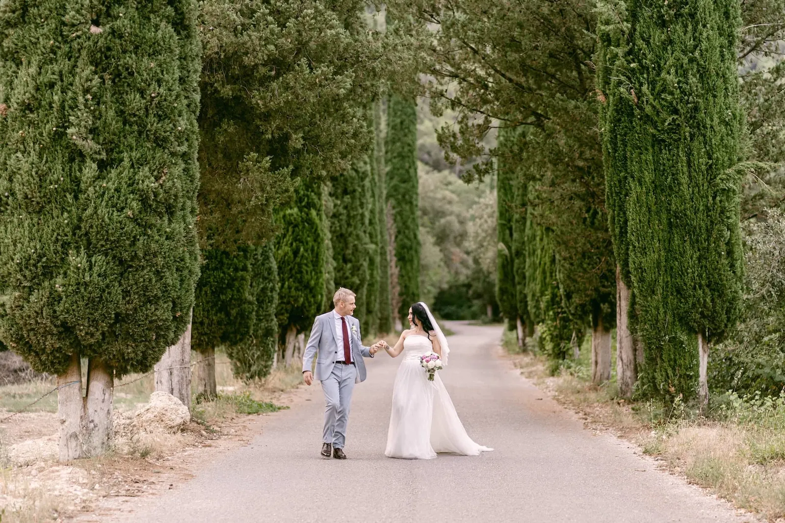 Gli sposi nel viale dei cipressi che sale all'Abbazia San Pietro in Valle