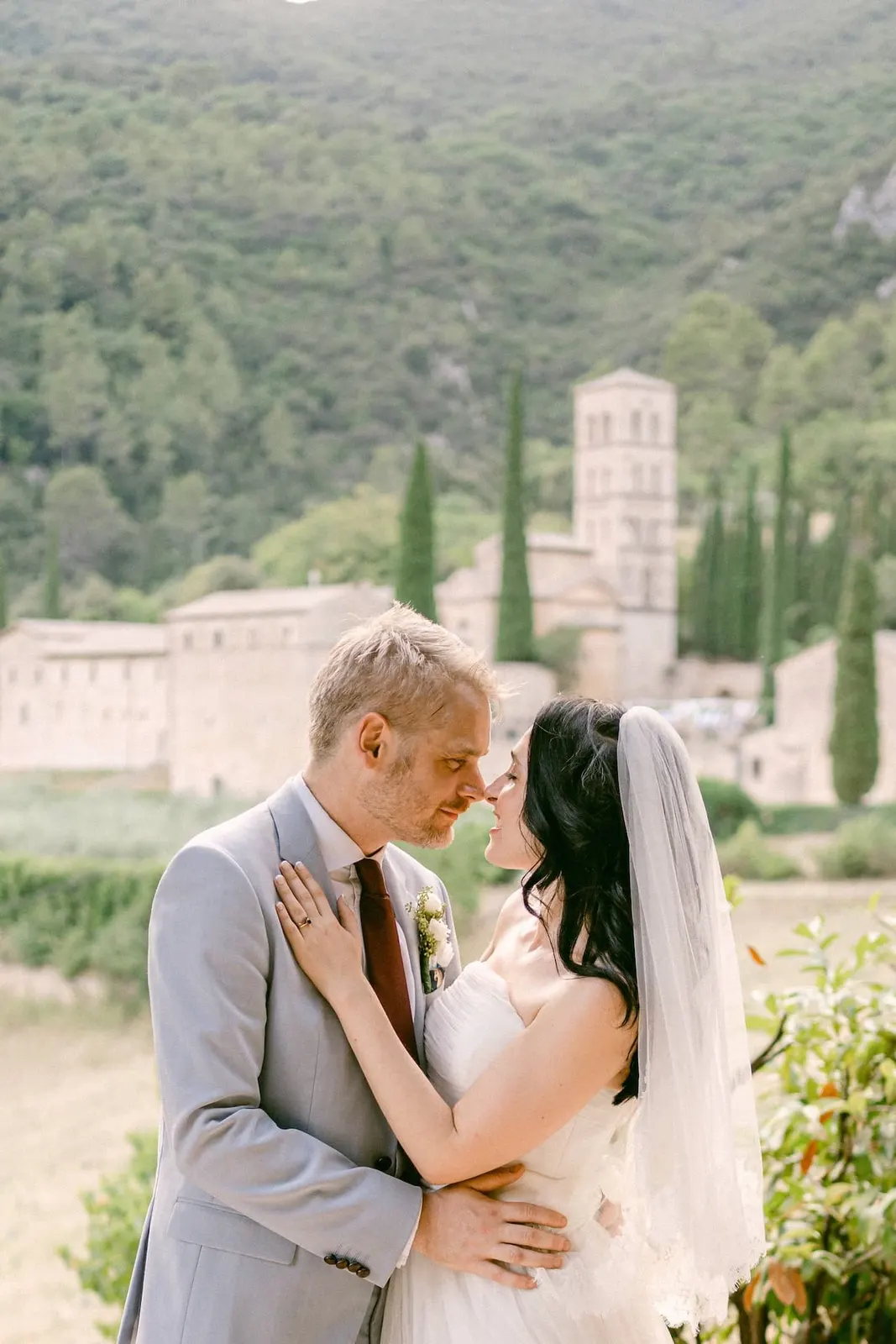 L'abbraccio degli sposi con l'Abbazia San Pietro in Valle e il campanile sullo sfondo