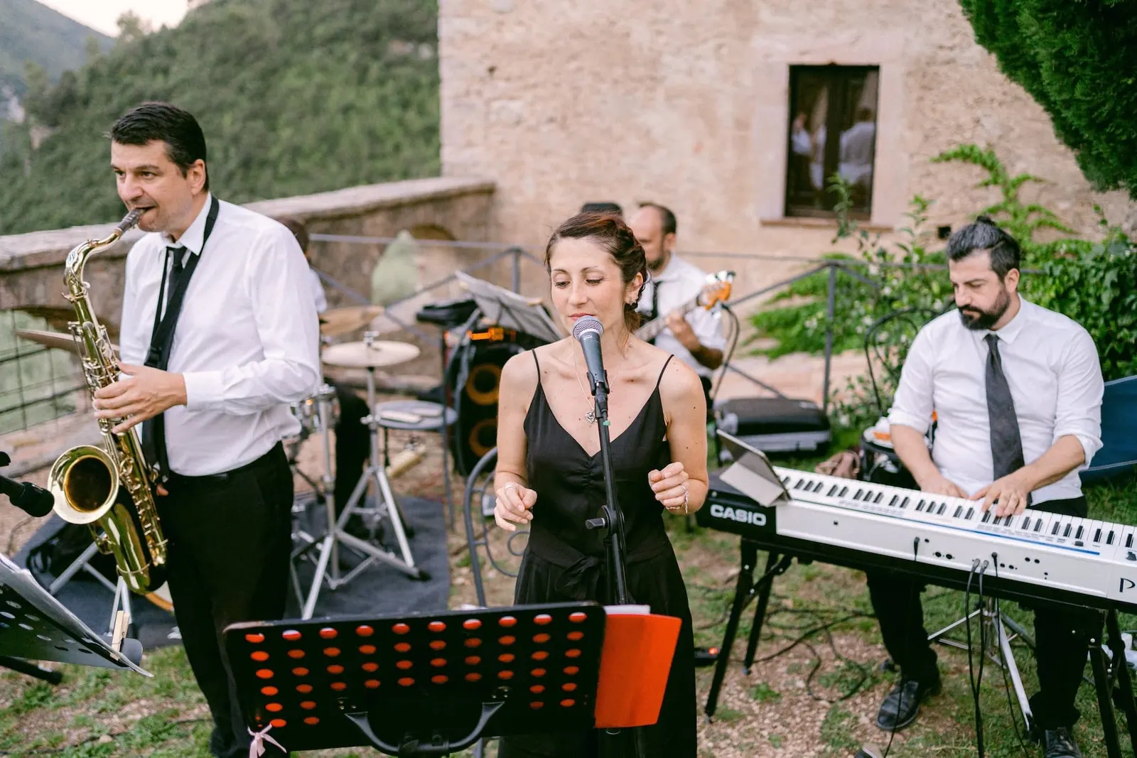 La musica dal vivo: voce, sax e tastiera