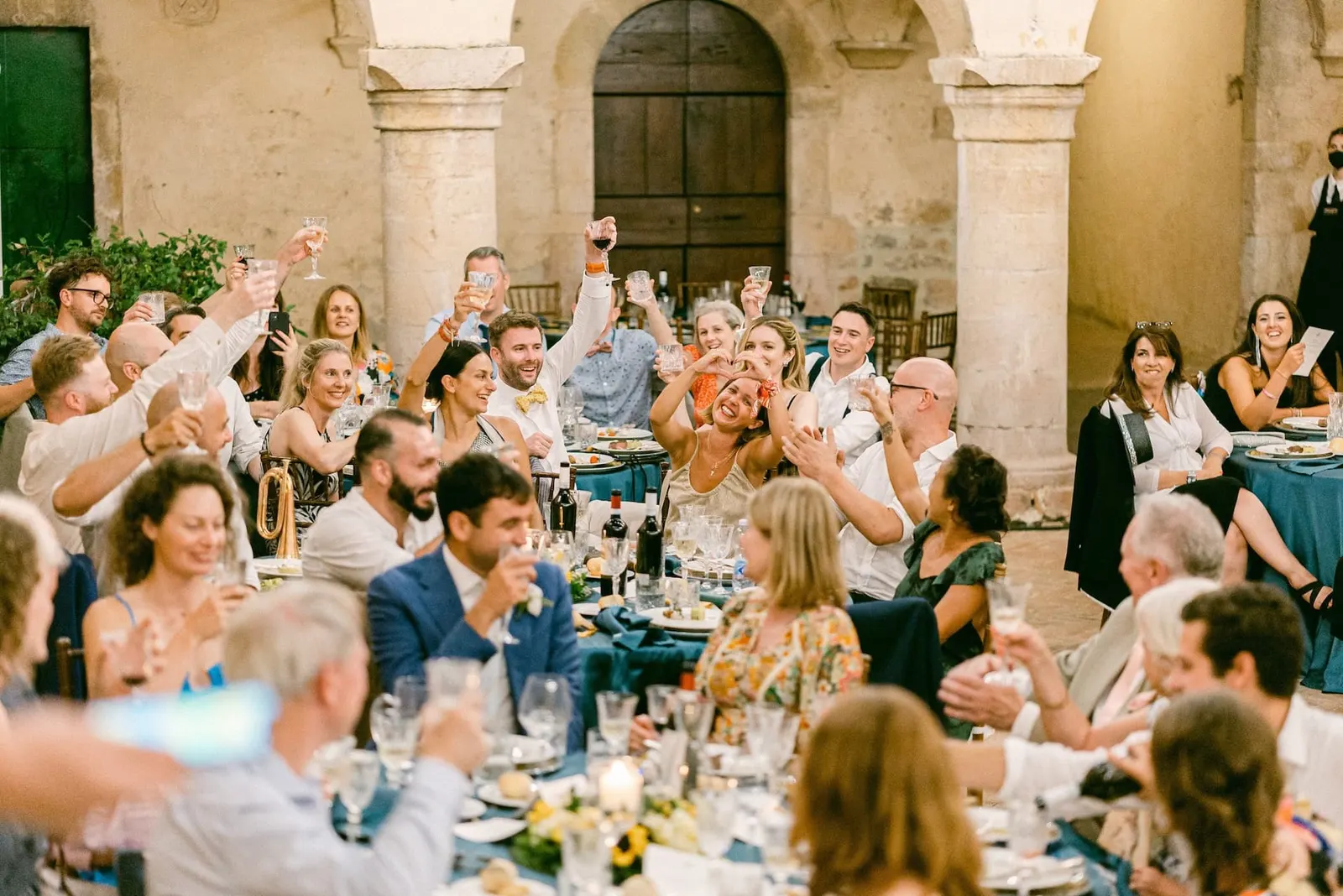 Il brindisi degli invitati a tavola