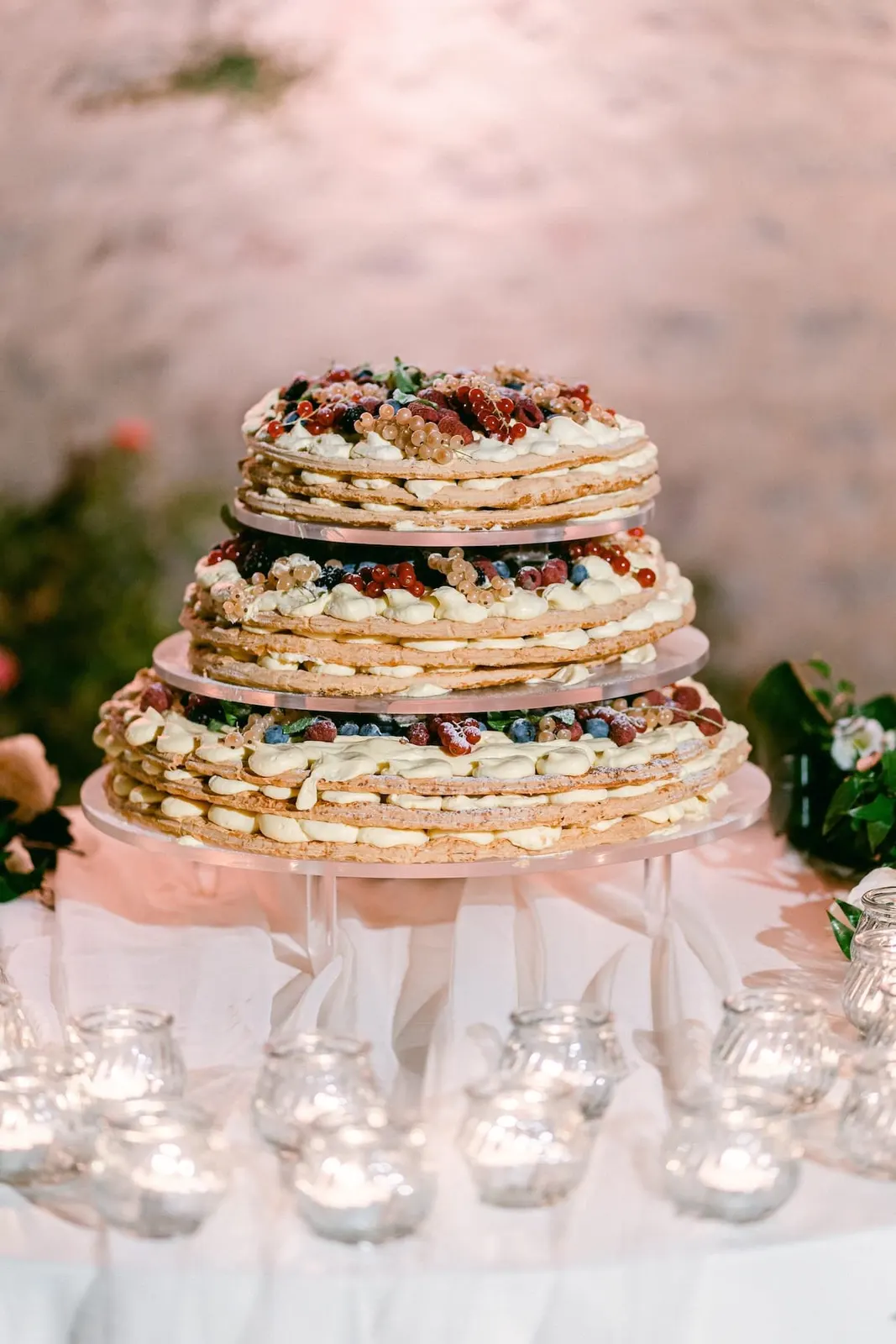 La torta nuziale: una millefoglie a piani con frutti di bosco