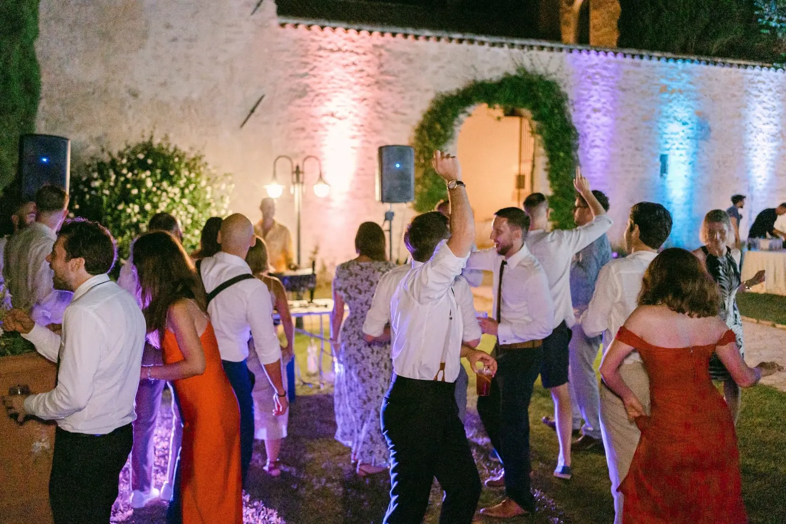 La festa all'aperto con le luci colorate sul muro dell'abbazia
