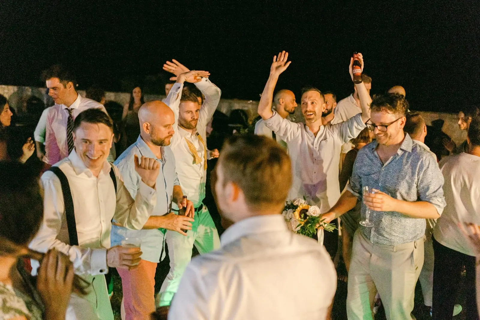 Gli amici ballano insieme a fine serata