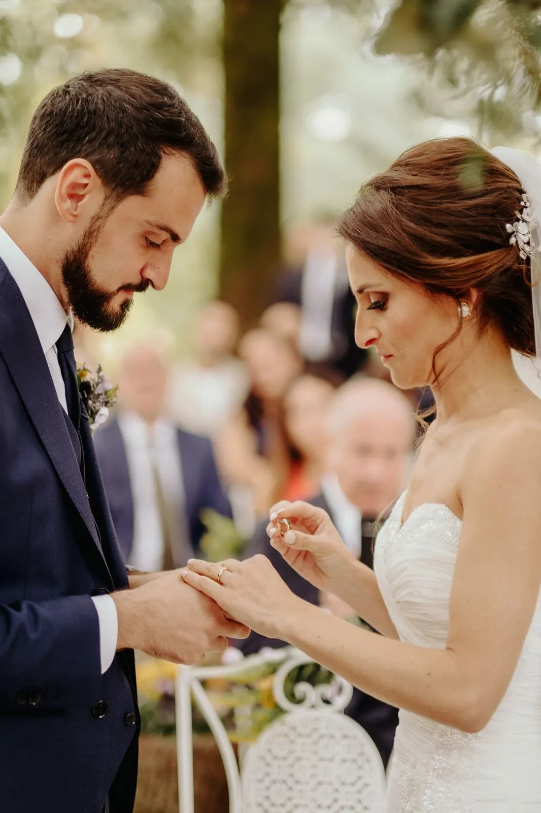 The exchange of rings: Giulia placing the ring on Francesco's finger
