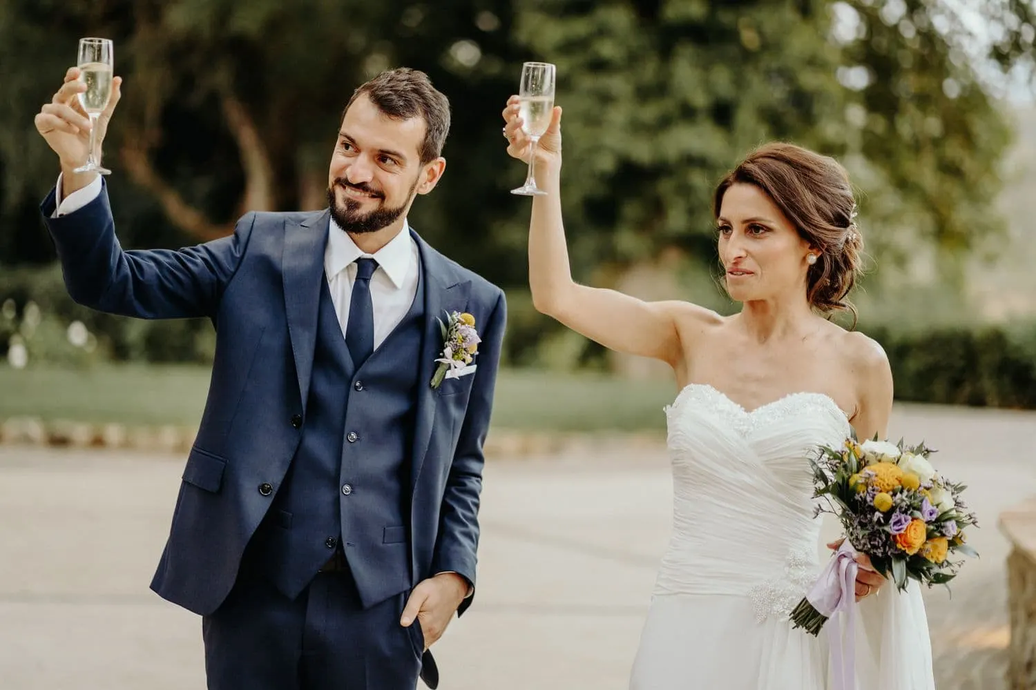 Giulia and Francesco raising their glasses to the guests